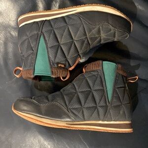 Teva ReEmber puffy slip on boots. Women’s size 8. Navy, Teal, and Orange.